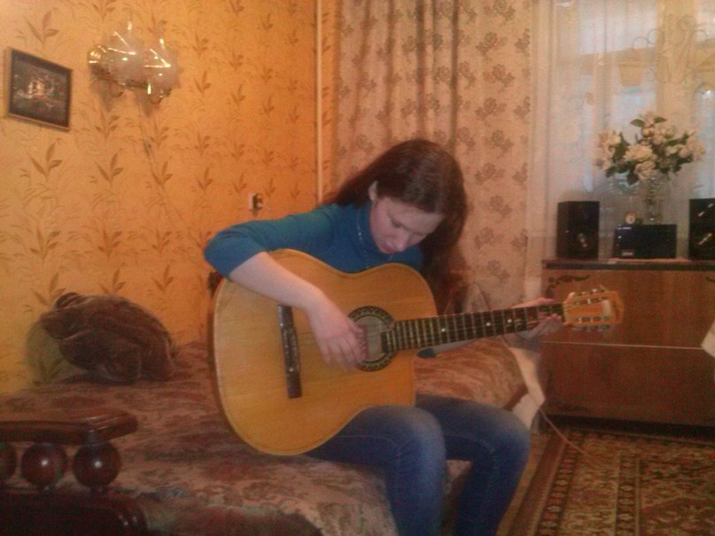 Изгиб гитары жёлтой Татьяна  и Сергей Никитины