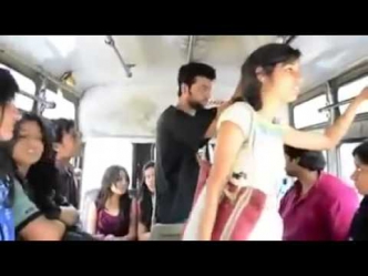 Подростки в автобусе Индия