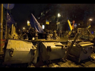 Бардак на Майдане: Несмотря на обещания властей, демонстранты укрепляют баррикады