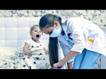 Малышка Дана испугалась УКОЛА Видео для детей KIDS Children Диана Доктор Лечит Дану