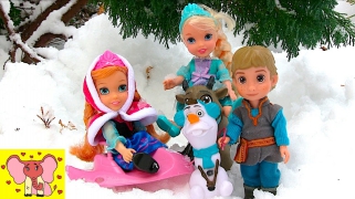 ДЕТИ ИГРАЮТ В СНЕГУ Мультик Холодное сердце Frozen Эльза делает Снег Игрушки и игры для детей Для д