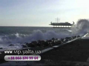Шторм в Ялте зимой на www.vip.yalta.ua