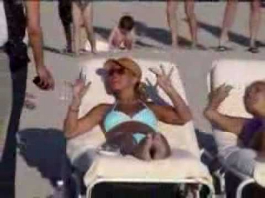 Молоденькая Бритни Спирс (Britney Spears) зажигает на пляже