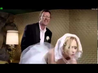 Угарная порно реклама СКИТЛС! Свидетель кончил на невесту!