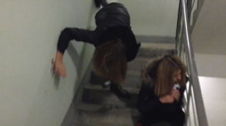 Пьяная малолетка упала с лестницы
