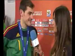 Beso Iker Casillas y Sara Carbonero[Entrevista Final del Mundial]