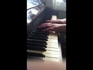 Мелодия собственного сочинения! Мама играет на пианино.