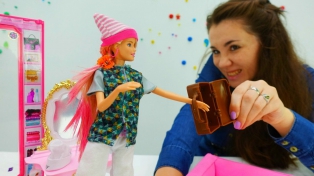 Смотреть ютуб игры БАРБИ девочки играют в куклы. Валя и Барби собирают грибы в лесу