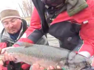 Рыбалка на Камчатке-Ловля чавычи спиннингом на реке Большая видео часть 1 «Рыболовные путешествия»