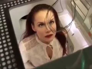 Что вытворяет девушка в туалете самолета?))))))