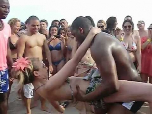 CRIOLA BEACH FESTIVAL, 2012: Hot dancing Kuduru, Afro-house on the beach!