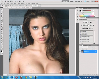 +18 Sütyen Çıkartma Adriana Lima Photoshop CS5