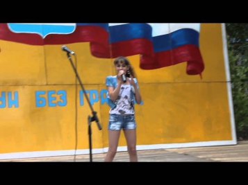 Девочка поет песню Майли Сайрус