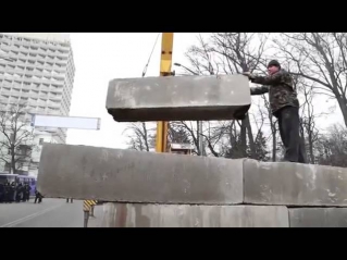 Украина Перекрывают бетонными блоками / Урядовий квартал перекривають бетонними блоками