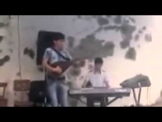 Узбек музика чалганда Бошкалар аспобини ушаб очратда Турсин