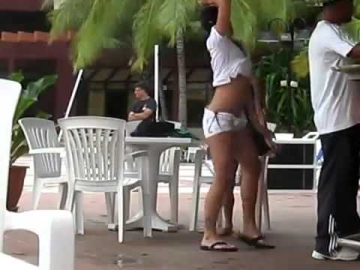 секс-девушка без комплексов танцует в летнем кафе!