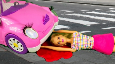 Куклы видео Машина сбила Барби мультик с игрушками игры для девочек