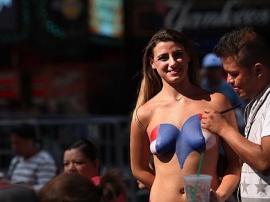 Нудистки в центре Нью-Йорка - всем смотреть- по материалам Нью-Йорк Таймс/ Nude babes make money