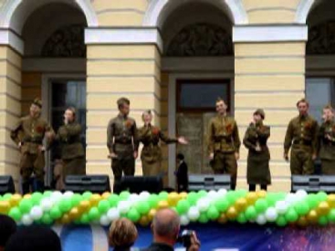Попурри военных песен 9 мая 2013г выступление ансамбля Здравушка в Михайловском саду