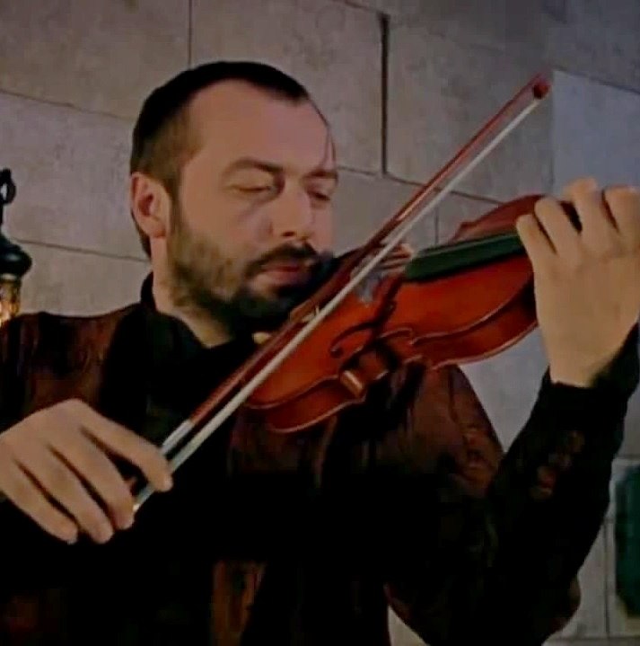 Ибрагим играет на скрипке Великолепный век