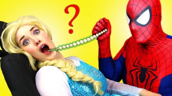 Spiderman, Frozen Elsa Mermaid & Ariel vs Ursula! w/ Pink Spidergirl! Superhero Fun in Real Life :)