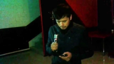 Парень Узбек поет в караоке и посвящает песню своей любимой!!