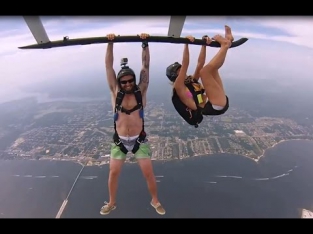 Улётное развлечение - прыжок с парашютом! (Ребята прыгают с вертолёта!)