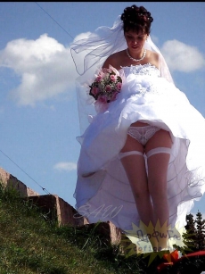 Пикантные засветы под юбкой невест