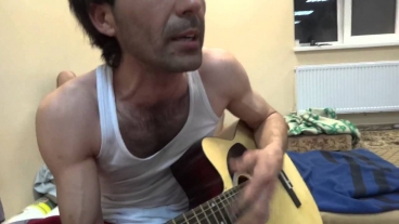 Uzbek поет классно про маму и играет на гитаре