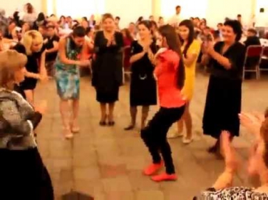 Azerbaijan Baki qizin super reqsi - Свадьба в Баку, девушка отлично танцует