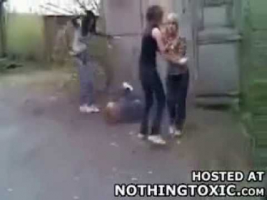 Rus kızlar bir kıza saldırıyor! Amatör Videolar Zapkolik