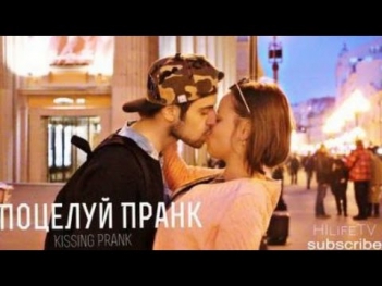 Azərbaycanlı gənc küçənin ortasında rus qızlarını öpür - VİDEO