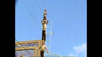 Uzbekistan - tightrope walker in Bukkara - Funamboli