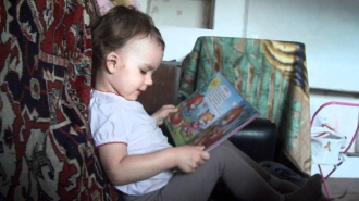 Девочка двух лет читает книгу (умора)