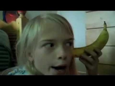 девочка с бананом в ухе