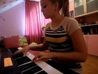 Девушка красиво играет на пианино. Из т/с За Гранью