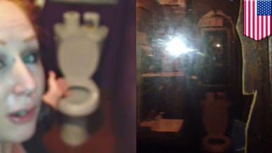 Двустороннее зеркало в женском туалете чикагского бара