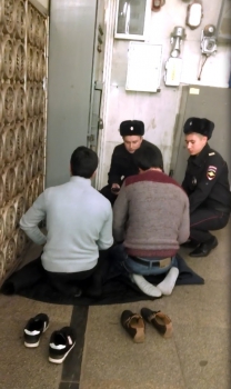 2 Мусульманина совершает намаз в метро. Москва