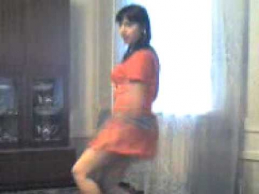 Узбекская девушка танцует