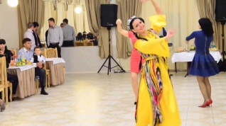 Узбекский танец в исполнении русской девушки! ( Аня Ханум)