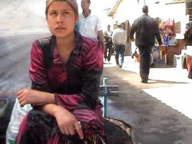 Девушка на базаре в Денау