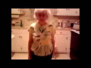 Бабушка танцует на кухне под современную музыку | Grandma in the kitchen dancing to modern music