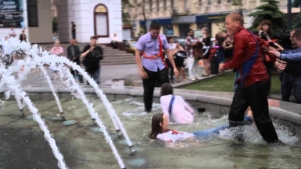 На Майдане выпускницы плескались в фонтане !