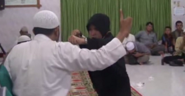 Шокирующее видео! Изгнание джиннов в мечети. Индонезия