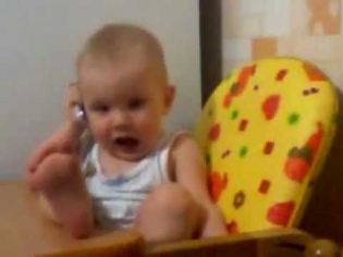Ребенок прикольно разговаривает по телефону!