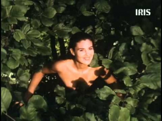Monica Bellucci - Vita coi figli - scena piscina