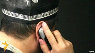 Uzbek "Эр-хотин телефонда гаплаша олмай қолдик"