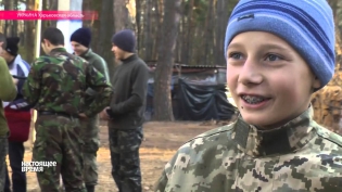 Бойцы полка "Азов" учат стрелять девятилетних украинских детей
