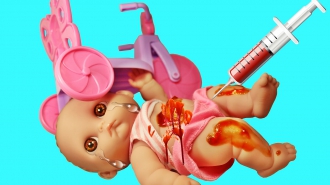 Дочки-матери с куклой Пупсик. Доктор делает укол. Кукла упала с велосипеда, сломала ножку. Больница.