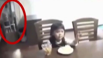 УЖАС… Маленькая девочка ела за столом, когда к ней подошёл… НЕ ДЛЯ СЛАБОНЕРВНЫХ!!!